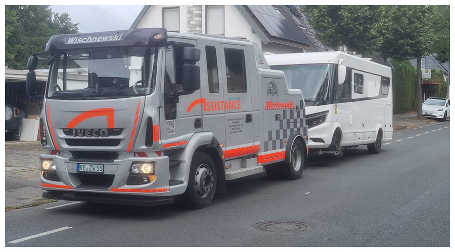 Abschleppen eines Wohnmobils im Stadtgebiet mit speziellem Abschleppfahrzeug.