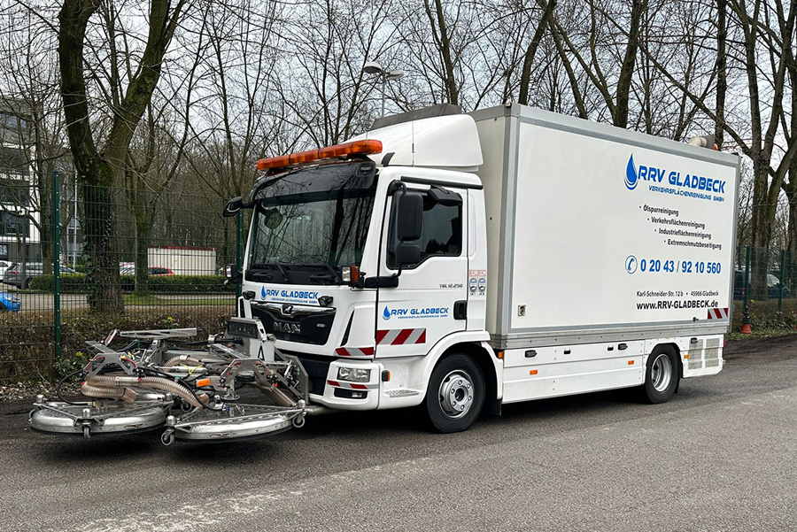 Verkehrsflächenreinigung mit Spezialfahrzeug