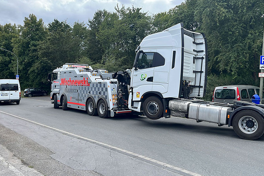 Abschleppdienst Wischnewski schleppt LKW ab.